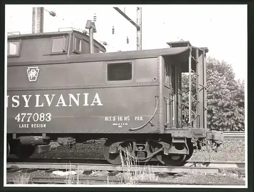 Fotografie Eisenbahn USA, Begleitwagen - Caboose Nr. 477083 der Pennsylvania Railroad / Lake Region