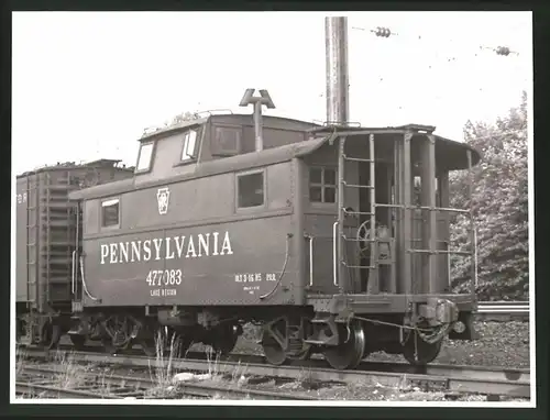 Fotografie Eisenbahn USA, Begleitwagen-Caboose Nr. 477083 der Pennsylvania Railroad / Lake Region