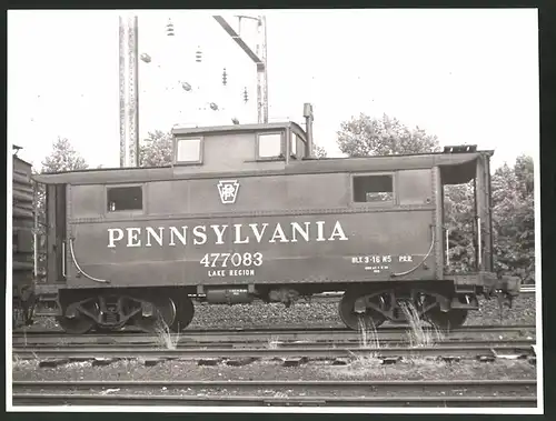 Fotografie Eisenbahn USA, Begleitwagen - Caboose Nr. 477083 der Pennsylvania Railroad / Lake Region