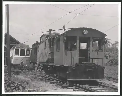 Fotografie Fotograf unbeklannt, Ansicht Branford / CT, Eisenbahn-Begleitwagen & Triebwagen auf einem Abstellgleis