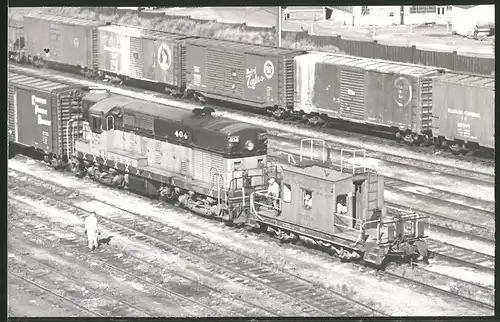 Fotografie Eisenbahn USA, Diesel-Lokomotive Nr. 404 & Begleitwagen der Milwaukee Railroad