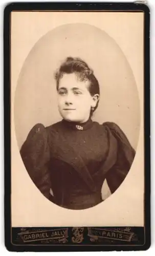 Fotografie Gabriel Jally, Paris, Rue Papillon, junge Frau in hochschliessenden Kleid