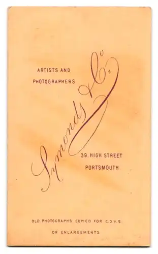 Fotografie Symonds & Co., Portsmouth, 39. High Street, Mädchen mit prächtiger Kette