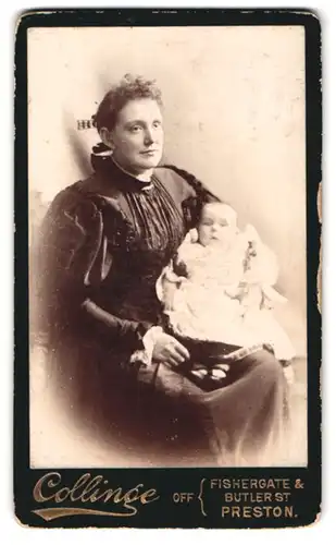 Fotografie Collinge, Preston, Butler Street, Mutter mit erstauntem Säugling