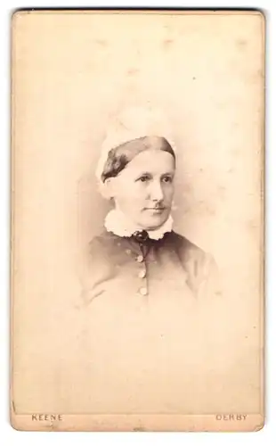 Fotografie R. Keene, Derby, Frau mit Haube und Spitzenkragen