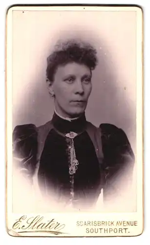 Fotografie E. Slater, Southport, Scarisbrick Avenue, Dame mit schmalem Gesicht und Puffärmeln