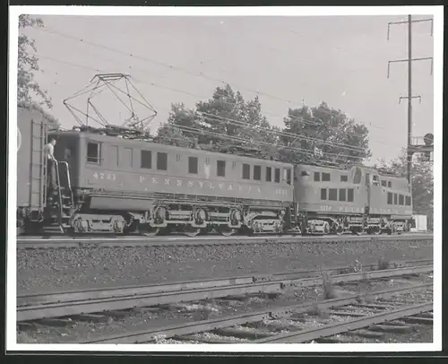 Fotografie Eisenbahn USA, Güterzug mit E-Triebwagen Nr. 4721 Pennsylvania Railroad