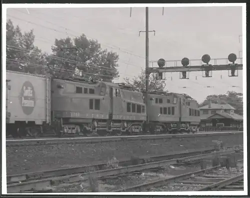 Fotografie Eisenbahn USA, Güterzug mit E-Lokomotive Nr. 4780 Pennsylvania Railroad