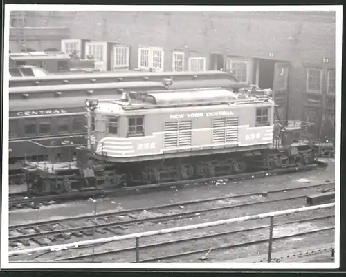 Fotografie Eisenbahn USA, Lokomotive Nr. 252 New York Central vor Lokschuppen - Depot