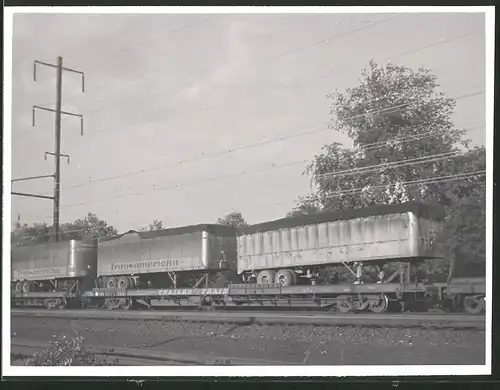 Fotografie Eisenbahn USA, Lastwagen-Anhänger Transamerican auf einen Güterzug verladen