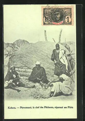 AK Kabara, Nyoumané, le chef des Pêcheurs, réparant ses Filets, Afrikanische Fischer