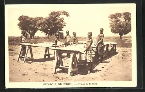 AK Ouvroir de Sègou, Triage de la leine, Afrikaner trocknen ihre Ernte