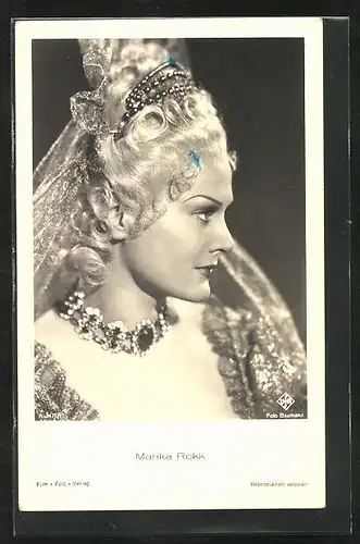AK Schauspielerin Marika Rökk in Filmrequiste