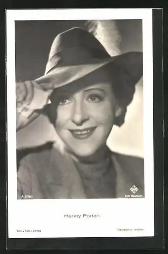 AK Schauspielerin Henny Porten mit freundlichem Lächeln und Hut