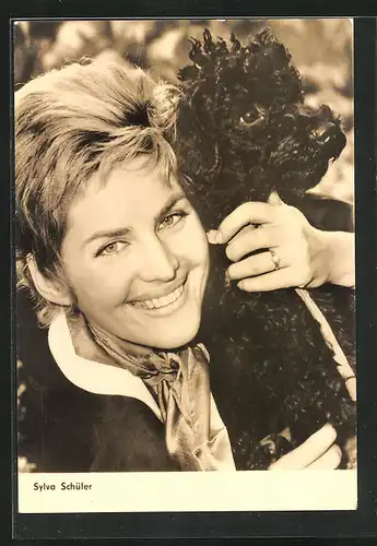 AK Schauspielerin Sylva Schüler mit freundlichem Lächeln und Hund