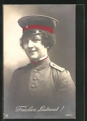 AK Fräulein Leutnant in Uniform mit Schirmmütze