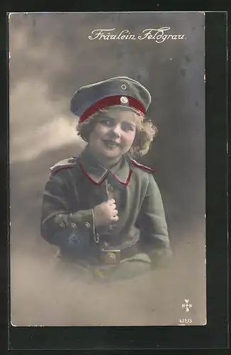 AK Fräulein Feldgrau, Kleine Soldatin in Uniform, Kinder Kriegspropaganda