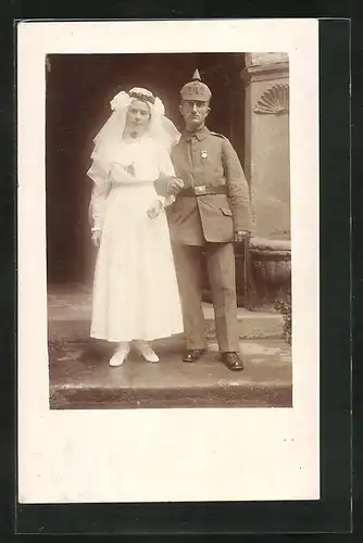 Foto-AK Soldat in Uniform mit Pickelhaube bei seiner Hochzeit, Uniformfoto