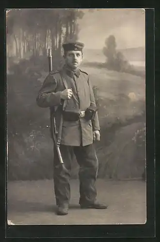 Foto-AK Soldat in Uniform mit Gewehr, Uniformfoto