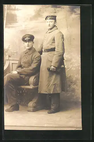 Foto-AK Zwei Soldaten in Uniform, Uniformfoto