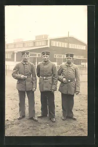 Foto-AK Drei Soldaten in Uniform, Uniformfoto