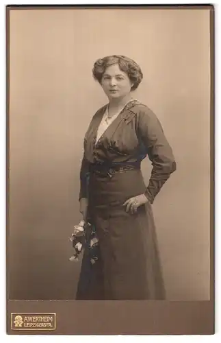 Fotografie A. Wertheim, Leipzigerstr., Frau in Kleid mit Rosenstrauss