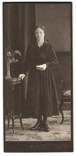 Fotografie E. Kregeloh, Mannheim, Kunststr. 3, Junge Frau mit heller Haut in dunklem Klid mit Kreuzkette