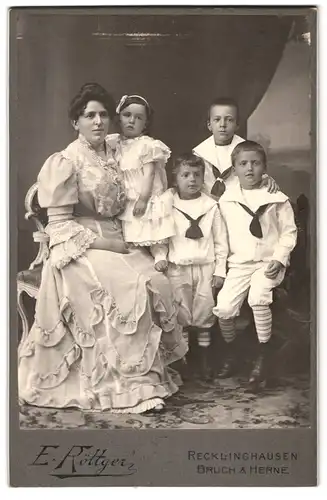 Fotografie E. Röttger, Recklinghausen, Stolze Mutter im Kleid mit ihren vier Kindern