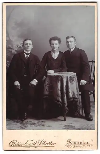 Fotografie Emil Schröter, Berlin-Spandau, Breite Str. 32, Junge Männer in Anzügen mit junger Frau in Kleid