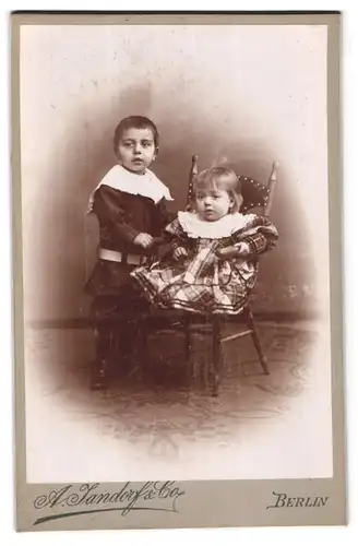 Fotografie A. Jandorf & Co, Berlin, Brunnen-Str. 19-21, Bruder und Schwester in schicken Kleidern