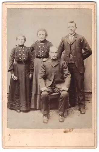 Fotografie Theodor Rohse, Bassum, Ernst-Dreinblickende Familie in zeitgenössischer Kleidung