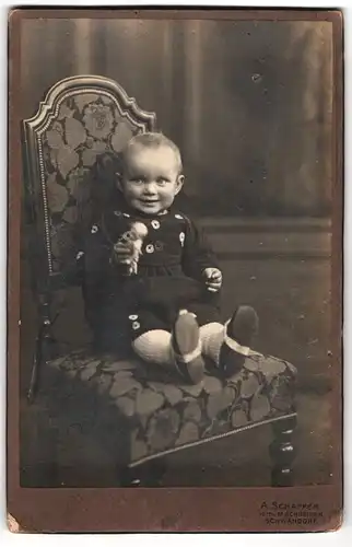 Fotografie A. Schaffer, Schwandorf, Süsser Junge mit niedlichem Lächeln und seiner Puppe