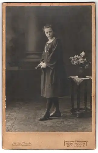 Fotografie Atelier Viktoria, Herm. Rudolph, Hof, Liebigstr. 5, Junge Frau mit Halskette und Buch in schwarzem Kleid