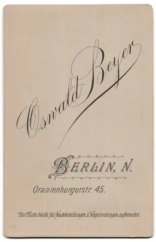 Fotografie Oswald Beyer, Berlin, Oranienburgerstr. 45, Fünf Geschwisterkinder auf Bank und Fell