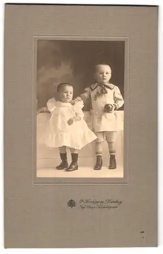 Fotografie P. Kirchberg, Nürnberg, Bruder in Matrosenanzug mit seiner kleinen Schwester im Kleidchen