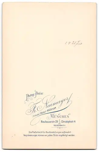 Fotografie Franz Neumayer, München, Neuhauserstr. 29, Frau mit Lockenfrisur in schwarzem Korsettkleid