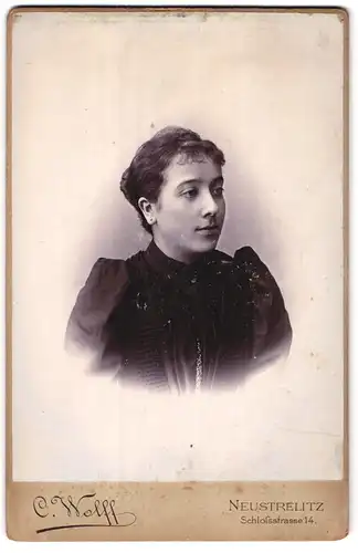 Fotografie C. Wolff, Neustrelitz, Schlossstr. 14, Junge Frau in schwarzem Kleid