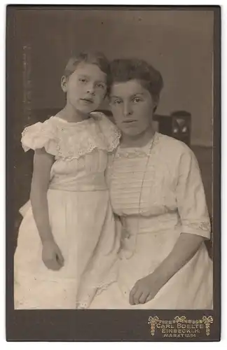 Fotografie Carl Boelte, Einbeck i. H., Markt 12-14, Portrait junge Dame & Mädchen in weisser Kleidung