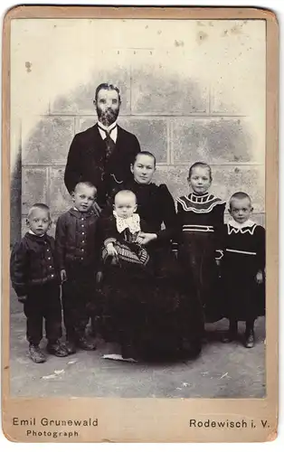 Fotografie Emil Grunewald, Rodewisch i. V., Portrait bürgerliches Paar mit vier Kindern und einem Baby