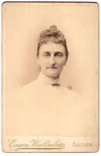 Fotografie Eugen Westendorp, Aachen, Hochstrasse 8, Portrait junge Dame in zeitgenössischer Kleidung