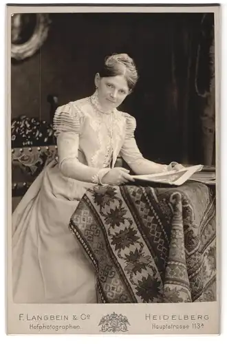 Fotografie F. Langbein & Co., Heidelberg, Hauptstrasse 113 A, Portrait junge Dame im hübschen Kleid mit Zeitung
