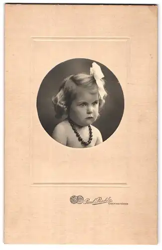 Fotografie Paul Peschke, Obernkirchen, Portrait kleines Mädchen mit Schleife und Halskette