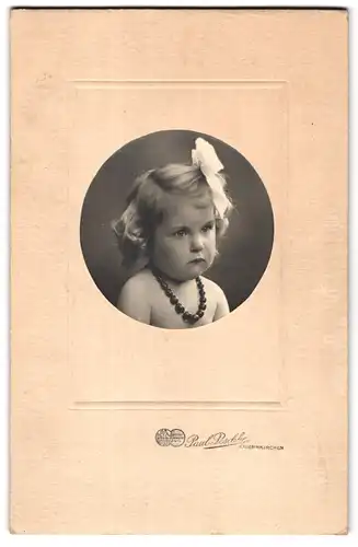 Fotografie Paul Peschke, Obernkirchen, Portrait kleines Mädchen mit Schleife und Halskette