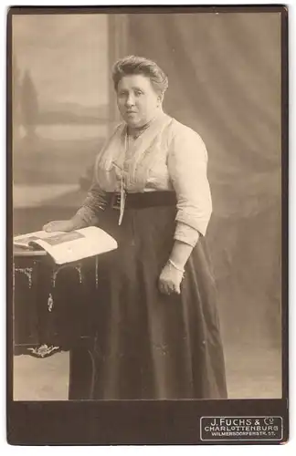 Fotografie J. Fuchs & Co., Charlottenburg, Wilmersdorferstrasse 57, Portrait ältere Dame in hübscher Bluse und Rock