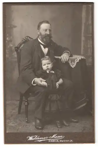 Fotografie Waldemar Mann, Einbeck, Marktstrsse 24, Portrait bürgerlicher Herr mit kleinem Mädchen