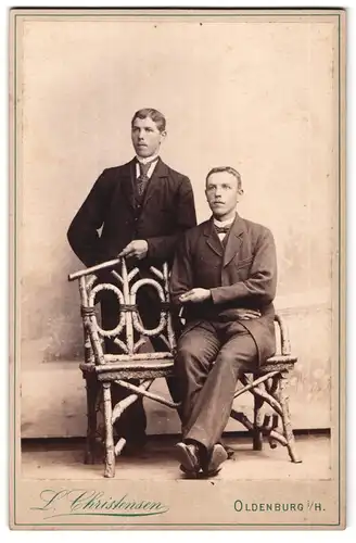 Fotografie L. Christensen, Oldenburg i /H., Portrait zwei junge Herren in modischen Anzügen