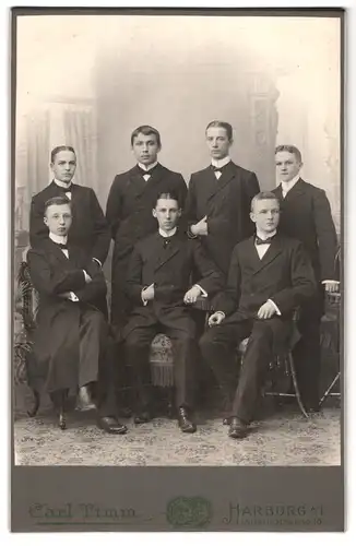 Fotografie Carl Timm, Harburg a /E., Linden-Strasse 18, Portrait Gruppe junger Männer in eleganten Anzügen