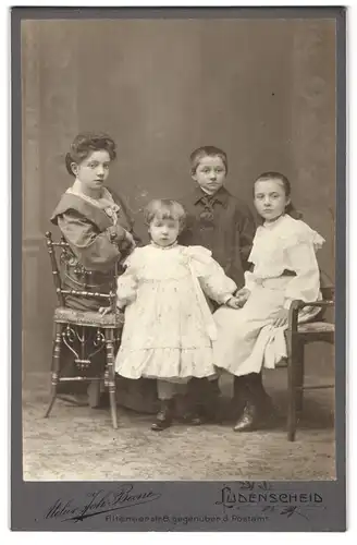 Fotografie Joh. Beine, Lüdenscheid, Altenaerstrasse 8, Portrait junge Dame und drei Kinder in hübscher Kleidung