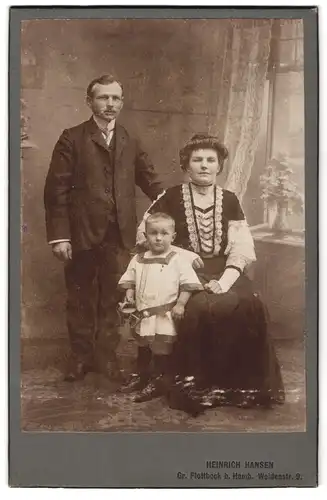 Fotografie Heinrich Hansen, Gr. Flottbeck, Weidenstrasse 9, Portrait bürgerliches Paar mit einem Jungen