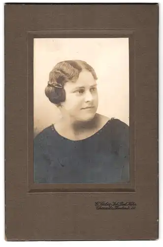 Fotografie G. Seeber, Chemnitz, Theaterstrasse 22, Portrait junge Dame mit moderner Frisur